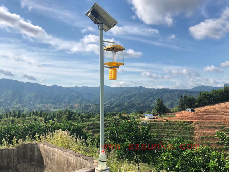 河南茶園頻振式太陽(yáng)能殺蟲燈安裝效果圖片