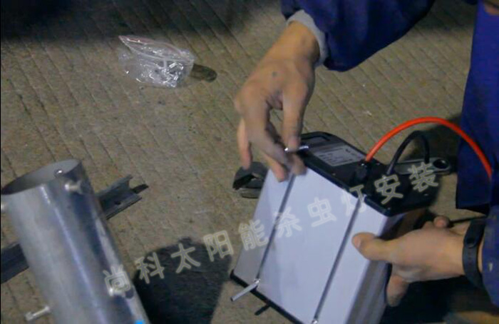 TDZ40高桿太陽(yáng)能殺蟲燈電池安裝